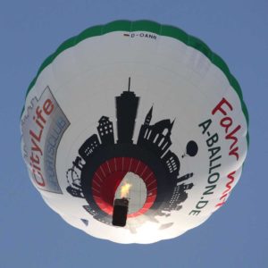 Unser Augsburg Ballon im blauen Himmel über der Fuggerstadt.