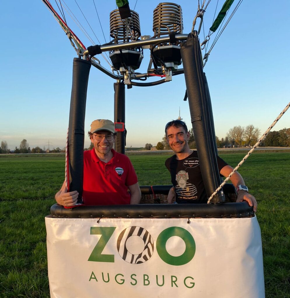 Pilot Nils Römeling (links) bei einer VIP-Ballonfahrt für den Zoo Augsburg